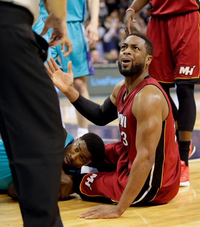 Dwyane-Wade-2015-0121-foul-face-react.jpg